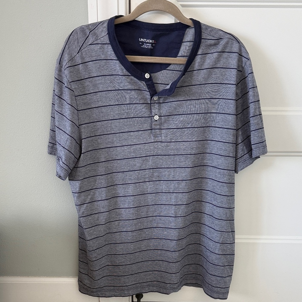 UNTUCKit Men's Gray and Navy Striped Button Down Shirt
